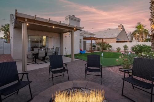 Instalações, 8BR 5BA SuperHero Retreat-King Beds, BBQ, Hammock, Firepit, MiniGolf, WorkSpace in Las Vegas (NV)