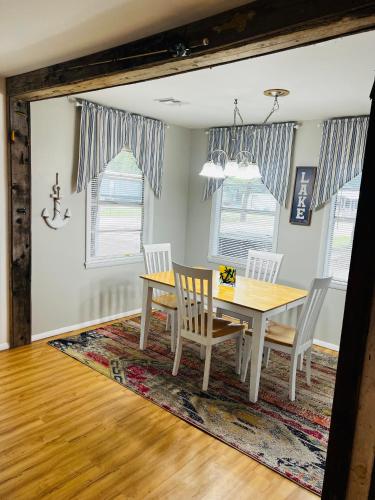 Striper Fishing - Fire Pit - Dog Friendly- Sleeps 8 in Shay, USA