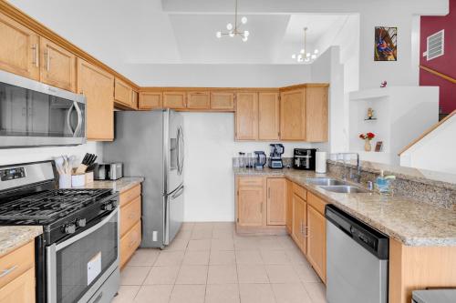 Cozinha, 8BR 5BA SuperHero Retreat-King Beds, BBQ, Hammock, Firepit, MiniGolf, WorkSpace in Las Vegas (NV)