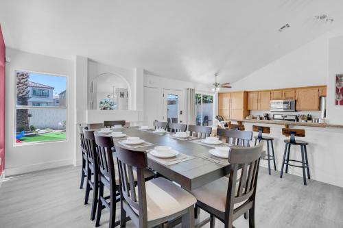 Instalações, 8BR 5BA SuperHero Retreat-King Beds, BBQ, Hammock, Firepit, MiniGolf, WorkSpace in Las Vegas (NV)
