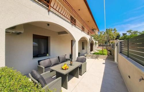 Awesome Apartment In Muntic With Wifi - Location saisonnière - Muntić