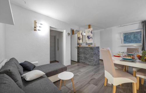 Beautiful Home In Primosten With Wifi in Vadalj