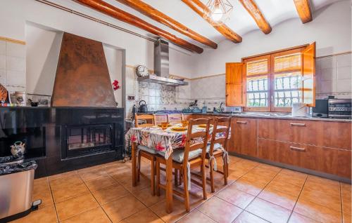 virtuve, Cozy Home In Guardiola De Fontrubí With Sauna (Cozy Home In Guardiola De Fontrubi With Sauna) in San Quintin de Mediona