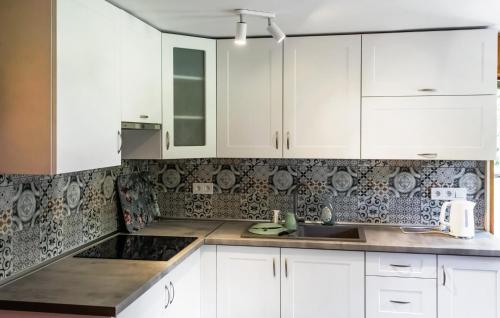 virtuve, Lovely Apartment In Suleczyno With Wifi in Karłowo