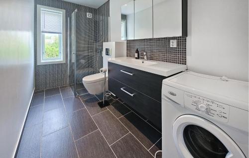 Fürdőszoba, 2 Bedroom Stunning Apartment In Tjøme in Tjome