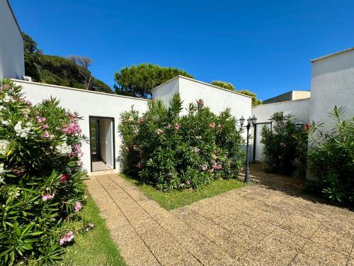Exterior view, Beach Cannes Bungalows - Appart'hotel in Le Cannet