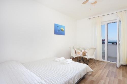 One-Bedroom Apartment with Balcony and Sea View image 10