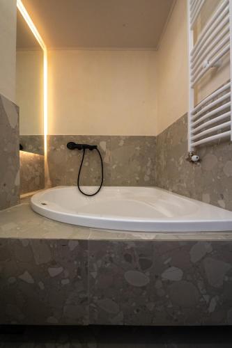 Live Life Plaka - image 9