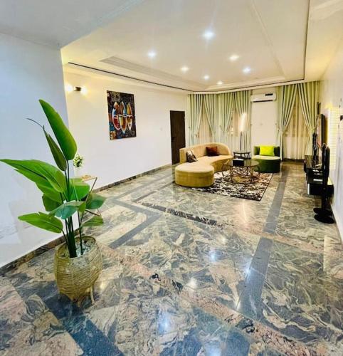 Luxury Oasis 2 - Entire 2 Bedroom Apartment in Abuja with Pool, Gym, WiFi, Balcony, and Garden