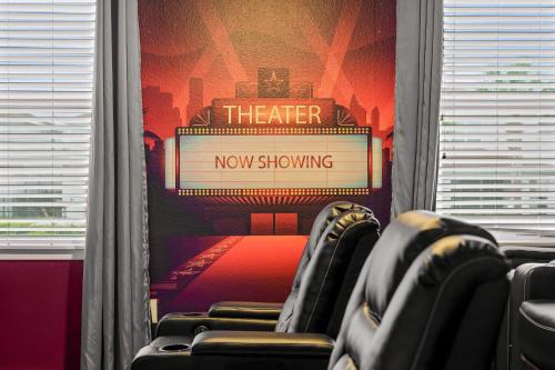 Heated pool Game Room Reunion 6MI to Disney