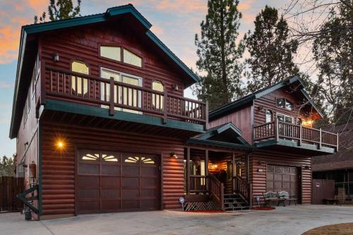 Mountain Retreat With A Jacuzzi & Sauna in Big Bear City, USA