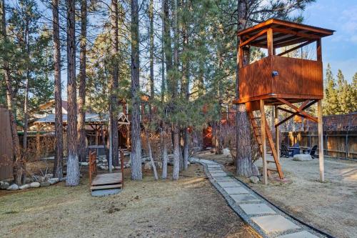 Mountain Retreat With A Jacuzzi & Sauna in Big Bear City, USA