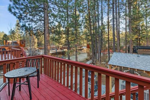 Mountain Retreat With A Jacuzzi & Sauna in Big Bear City, USA