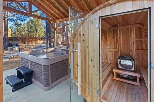 Mountain Retreat With A Jacuzzi & Sauna in Big Bear City, USA
