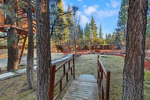 Mountain Retreat With A Jacuzzi & Sauna in Big Bear City, USA