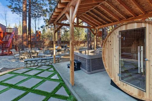Mountain Retreat With A Jacuzzi & Sauna in Big Bear City, USA