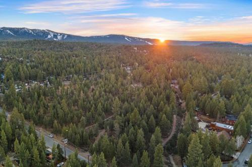 Mountain Retreat With A Jacuzzi & Sauna in Big Bear City, USA