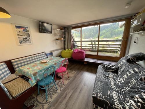 . Studio confortable avec balcon plein sud, à côté des pistes et commerces - FR-1-787-23