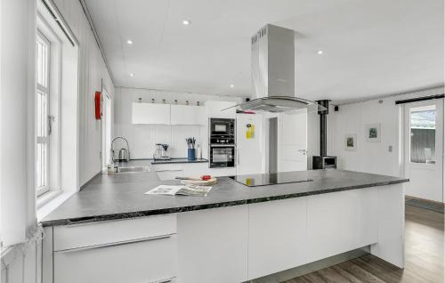 Cuina, Awesome Home In Væggerløse With Kitchen in Idestrup