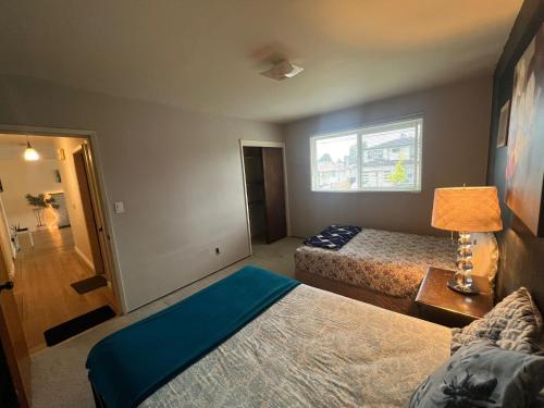 Cozy Double Room with a Garden and a Patio in Delta, Canada
