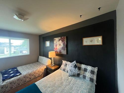 Cozy Double Room with a Garden and a Patio in Delta, Canada