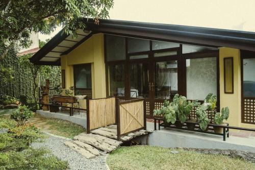 Romantic Suite with Private Bathtub and Mountain View, Tagaytay