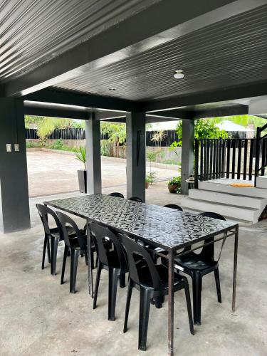 ระเบียง/ชานเรือน, The Hidden Villa - Your home away from home in นาซุกบู