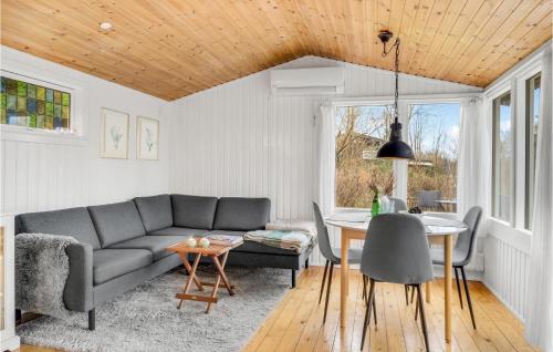  Gorgeous Home In Ølsted With Wifi in Ølsted
