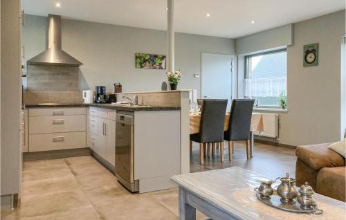 virtuve, Cozy Home In Merkem With Wifi in Merkem