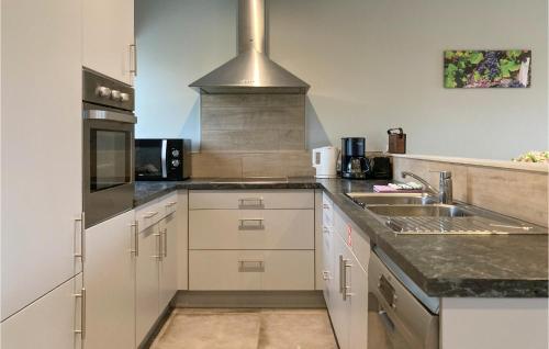 virtuve, Cozy Home In Merkem With Wifi in Merkem