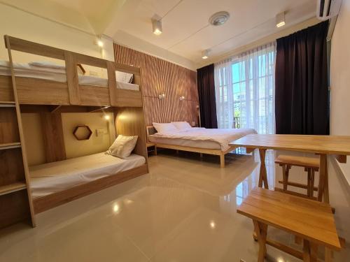 room detail thumbnail 2