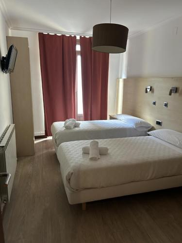 2 twin beds