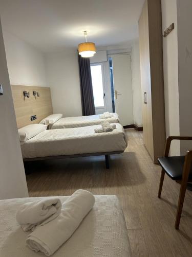 3 twin beds