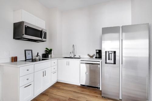 Modern Flat Nr Dt River Walk Zoo Wifi Bbq Desk in San Antonio, USA