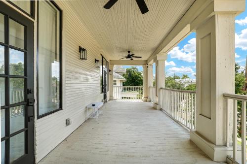 Modern Flat Nr Dt River Walk Zoo Wifi Bbq Desk in San Antonio, USA