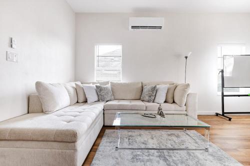 Modern Flat Nr Dt River Walk Zoo Wifi Bbq Desk in San Antonio, USA