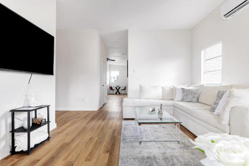 Modern Flat Nr Dt River Walk Zoo Wifi Bbq Desk in San Antonio, USA