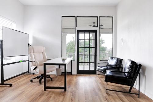 Modern Flat Nr Dt River Walk Zoo Wifi Bbq Desk in San Antonio, USA