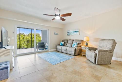 Spacious and Comfortable Oceanwalk Condo near Beach Access OW19-202 in New Smyrna Beach, USA