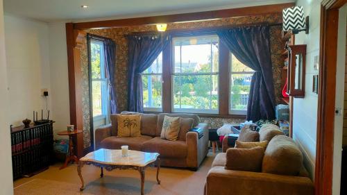 The Oaks- a beautifully appointed 1890s villa in Featherston