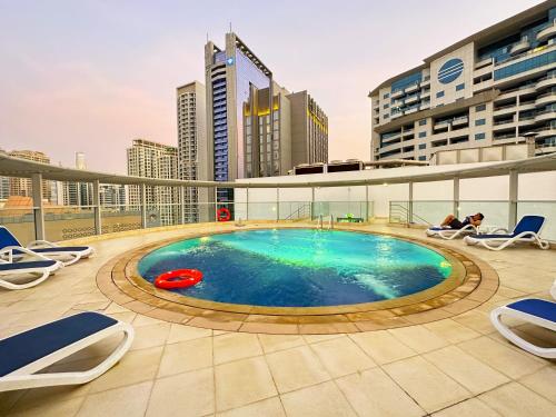 Amazing Roof Top Pool in Nice 1 BHK Flat in Marina - image 11