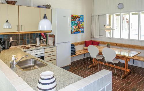 Kitchen, 2 Bedroom Stunning Apartment In Allinge in Slotslyngvej