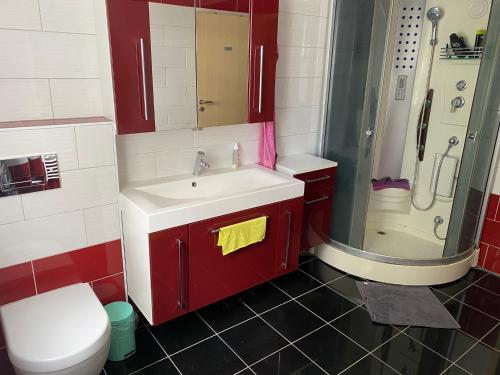 淋浴間, Pension am Bahnhof in 菲爾斯滕瓦爾德