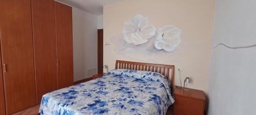 One-Bedroom Apartment with Lake View