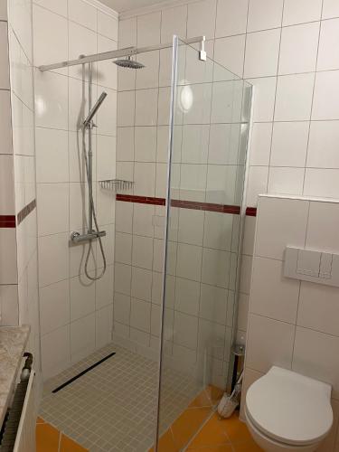 淋浴間, Pension am Bahnhof in 菲爾斯滕瓦爾德