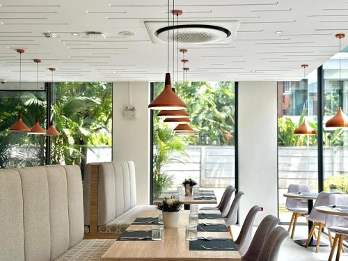 ห้องอาหาร, คานาลิส สุวรรณภูมิ แอร์พอร์ต โฮเทล (Canalis Suvarnabhumi Airport Hotel) near โรงพยาบาลลาดกระบัง