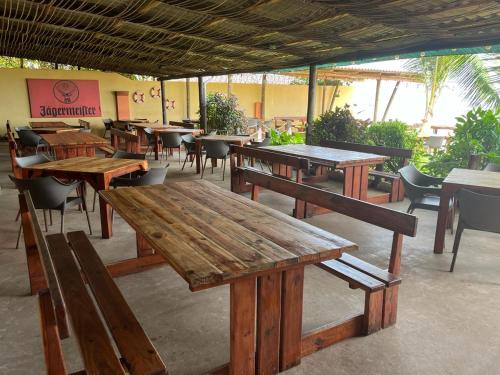 Ресторан, R A GUEST HOUSE PEMBA in Пемба