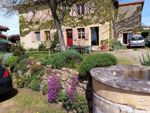 Chambres D'hôtes LES PAPILLONS chambre d'hôte Cours-La-Ville