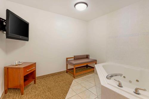Business King Suite with Sofa Bed and Hot Tub - Non Smoking
