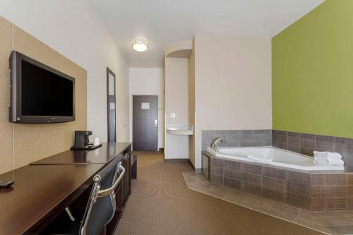 Sleep Inn & Suites Cave City - image 2